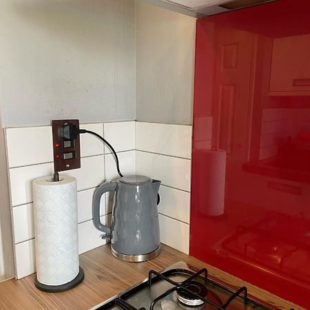 Top Floor 1 Bedroom Apartment With Views Over Лондон Екстериор снимка