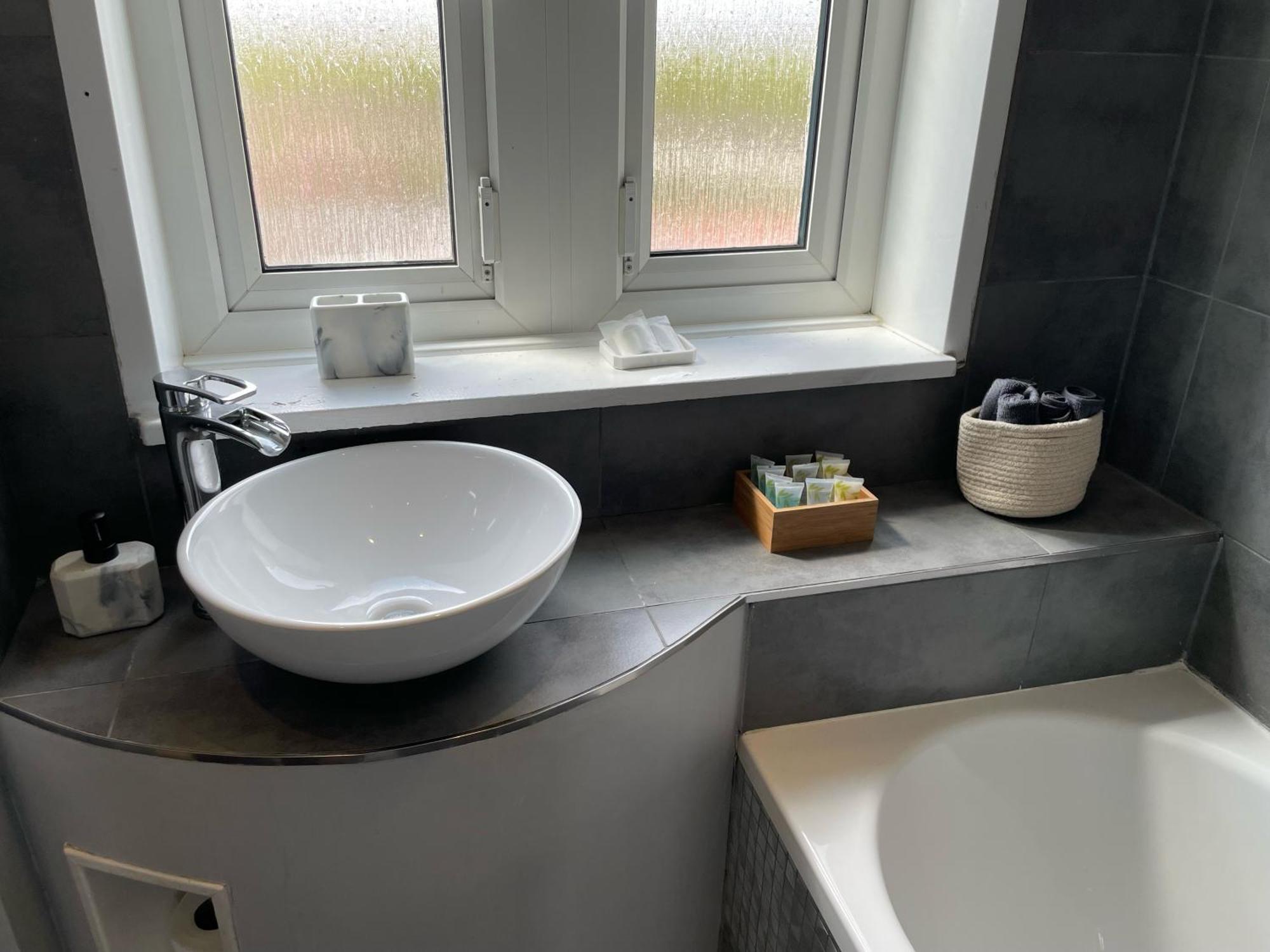 Top Floor 1 Bedroom Apartment With Views Over Лондон Екстериор снимка