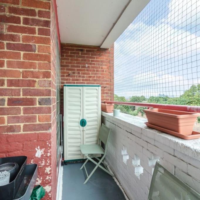 Top Floor 1 Bedroom Apartment With Views Over Лондон Екстериор снимка