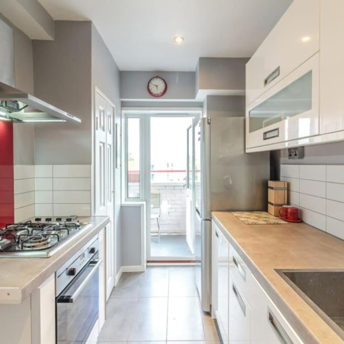 Top Floor 1 Bedroom Apartment With Views Over Лондон Екстериор снимка